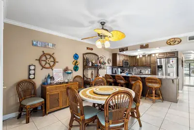 Image de 🌅 Spacious 2-Bedroom Corner Condo with Wraparound Balcony & Dual Water Views – Indian Rocks Beach