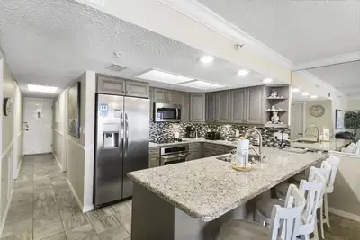Image de 🌊 Gulf Front 2br Condo with Direct Pool Deck Access Sleeps 6 – Indian Rocks Beach