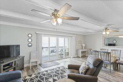 Image de 🌴 Gulf Front 2br Condo with Direct Pool Patio Access & Stunning Views Sleeps 6 – Indian Rocks Beach