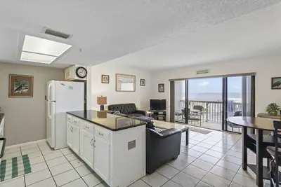 Image de 🌊 Gulf Front 1br Beach-Themed Condo – Steps to Pool & Sand - Indian Rocks Beach