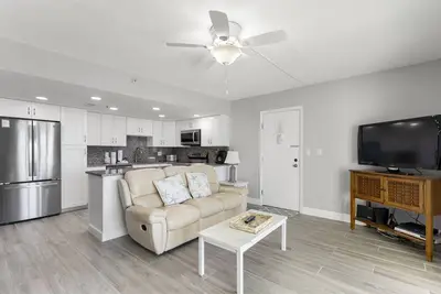 Image de 🌅 Unit 114 – Largest 1br Gulf Front Condo with Direct Pool Deck Access & Stunning Views - Indian Rocks Beach