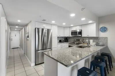 Image de 🌊 Beachfront 2br Condo with Direct Pool Access – Steps to the Sand, Sleeps 6 - Indian Rocks Beach