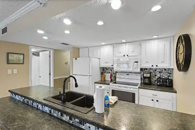 Image de 🌅 Modern Intracoastal View Condo – 2br/2ba Spacious Balcony & Serene Waterway Setting Sleeps 6 – Indian Rocks Beach