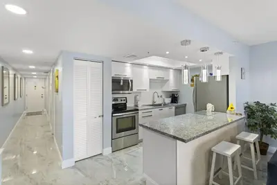 Image de 🌅 Remodeled 1br Intracoastal View Condo – Designer Touches, Balcony, & Serene Waterway Setting Sleeps 2 – Indian Rocks Beach