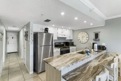 Image de 🌅 Modern 2br Intracoastal View Condo – Updated Interior, Balcony, & Steps to the Beach – Sleeps 6 – Indian Rocks Beach