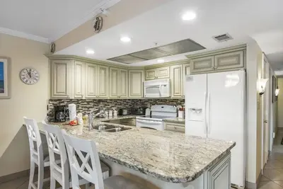 Image de 🌅 Corner Unit with Wraparound Balcony – Water Views & Updated Comfort 2br/2ba – Sleeps 6 – Indian Rocks Beach