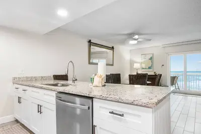 Image de 🌅 Beachfront Bliss with Sunset Views from Your Private Balcony 2br/2ba Sleeps 6 Fifty Gulfside – Indian Rocks Beach
