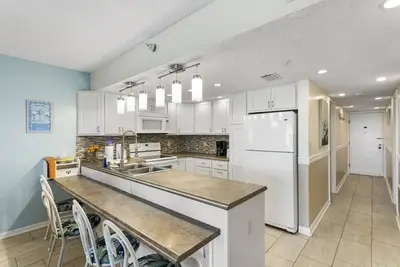 Image de 🌞 Coastal Charm & Sunset Views from Your Beachfront Balcony 2br/2ba Sleeps 6 Fifty Gulfside – Indian Rocks Beach