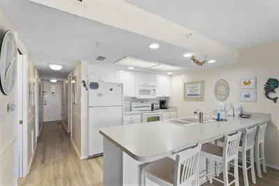 Image de 🌅 Modern Coastal Comfort with Gulf Front Views & Sunset Serenity 2br/2ba Sleeps 4 Fifty Gulfside – Indian Rocks Beach