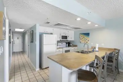Image de 🌅 Corner Retreat with Gulf & Intracoastal Views from Wraparound Balcony 2br/2ba Sleeps 8 Fifty Gulfside – Indian Rocks Beach
