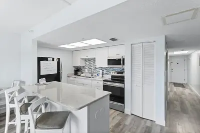 Image de 🌅 Sunrise Serenity from Your Private Balcony – Renovated Intracoastal Condo 1br Sleeps 4 Fifty Gulfside – Indian Rocks Beach
