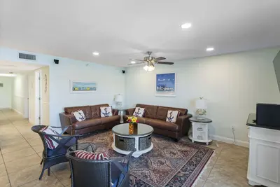 Image de 🌅 Renovated Intracoastal Retreat with Oversized Balcony & Sunrise Views 2br/2ba Sleeps 6 Fifty Gulfside – Indian Rocks Beach