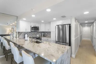 Image de 🌅 Top-Floor Gulf Front Luxury – 3br Corner Condo with Wraparound Views 3br/2ba Sleeps 8 Fifty Gulfside – Indian Rocks Beach