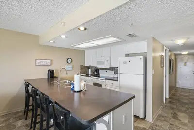 Image de 🌅 Gulf Front Comfort – 2br Condo with Sunset Balcony & Beach Access 2br/2ba Sleeps 6 Fifty Gulfside – Indian Rocks Beach