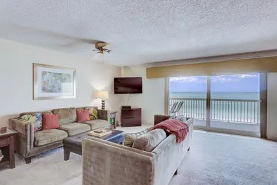 Image de 🌅 Beachfront Beauty with Sunset Views – Upgraded 2br Condo 2br/2ba Sleeps 6 Fifty Gulfside – Indian Rocks Beach