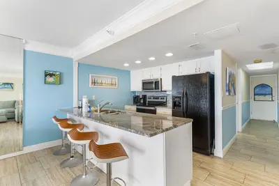 Image de 🌅 Beachfront Comfort with Sunset Views – Spacious 2br Condo 2br/2ba Sleeps 6 Fifty Gulfside – Indian Rocks Beach
