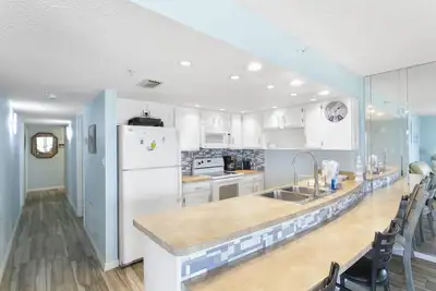 Image de 🌅 Panoramic Gulf Views – Spacious 3br Beachfront Condo 3br/2ba Sleeps 8 Fifty Gulfside – Indian Rocks Beach