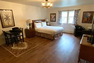 Image de Spacious Private Suite * Free Parking * Parks/Boating/Golf
