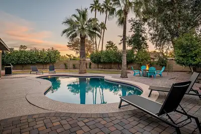 Image de Art Deco Oasis: Vintage Charm, Pool, Firepit, Bbq