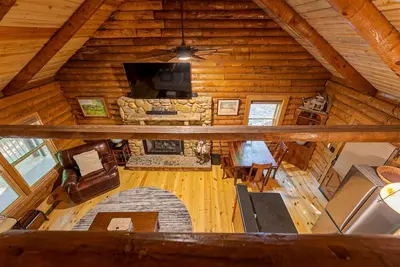 Image de Crooked Creek Cabin - Renovated, Vintage Log Cabin Waterfront Property