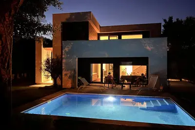 Image de Stunning Architect Designed Villa with Pool and Billiard Table