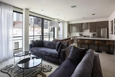Image de Contemporary Condo with Balcony at The Moderne