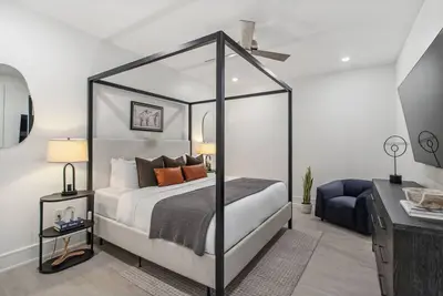 Image de Contemporary Condo with Balcony at The Moderne
