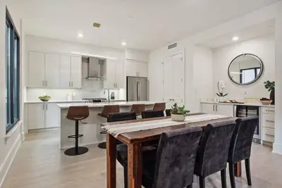 Image de Luxurious Condo at The Moderne