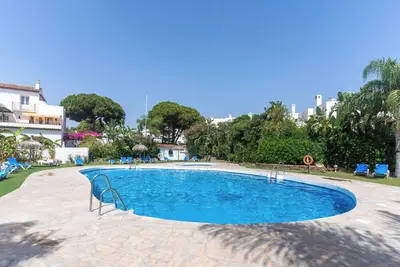 Image de Appartement de vacances '7a Allyson' avec piscine, jardin privé et Wi-Fi.
