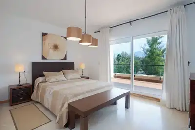 Image de Appartement de vacances Guadalmina Alta avec vue sur les montagnes, piscine partagée et Wi-Fi.