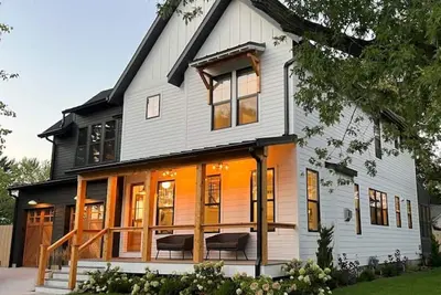 Image de New luxury home steps to downtown w/yr round heated pool