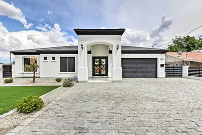 Image de Putting Green & Gazebo: Upscale Peoria Home