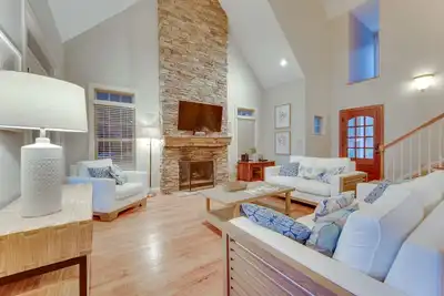 Image de Waterfront Sherrills Ford Home w/ Pool & Boat Dock