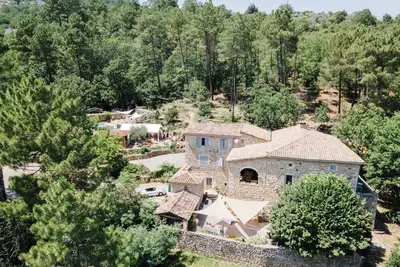 Image de maison de pays, grand confort, en pleine nature, avec jacuzzi, 10 personnes