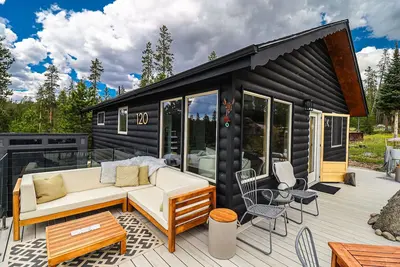 Image de BeeHive Bungalow - Gorgeous Lake views and completely updated throughout!