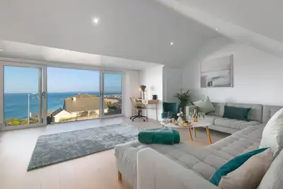 Image de Amazing holiday home with stunning sea views, garden and parking