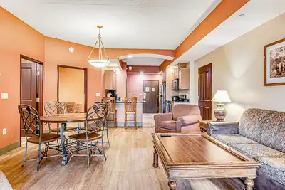 Image de Enchanting condo with fireplace, private hot tub, full kitchen & central Ac