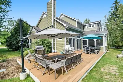 Image de Appy Place with beautiful yard, apple trees, & firepit - walk to private beach