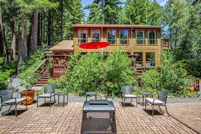 Image de Dog-friendly home with a hot tub, deck, grill & washer/dryer - golf nearby