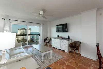Image de Updated oceanfront with beautiful beach views, large balcony, heated pool and garage