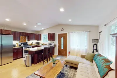 Image de Dog-friendly home with a deck, hot tub, washer/dryer - golf nearby