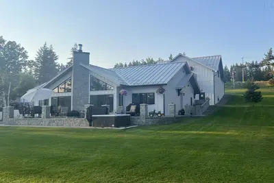Image de Lakefront Luxury on Lac La Hache – 4br, Sleeps 8+ Private Launch Dock & Hot Tub!