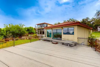 Image de Enchanting lakefront guest house with central Ac, full kitchen, & washer\/dryer