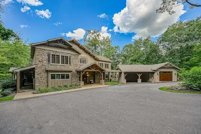 Image de Beautiful lakefront home with hot tub, game room, washer/dryer & private dock