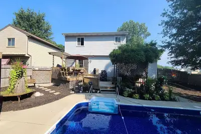 Image de 5-Star 3 bedroom home with heated pool and hot tub! 10 minutes away from Msu