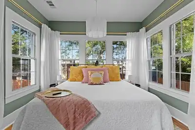 Image de Stylish Urban Treehouse with King Bed, Gated Parking & Walk to Bishop Arts Shops & Dining