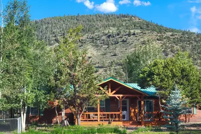Image de All-season escape with private hot tub, yard, decks & fireplace - dog-friendly