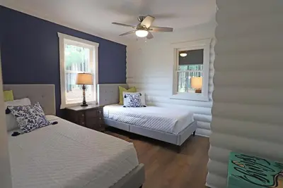 Image de Beautiful 3 Bedroom Home near Lake and Night Life!