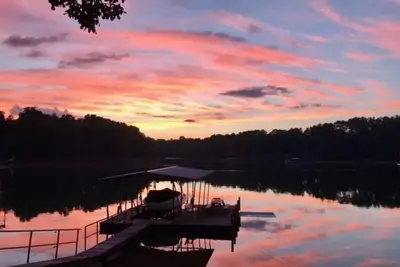 Image de Sailgate Escape / Lake Hartwell / Gorgeous Sunset Views /16mi to Clemson