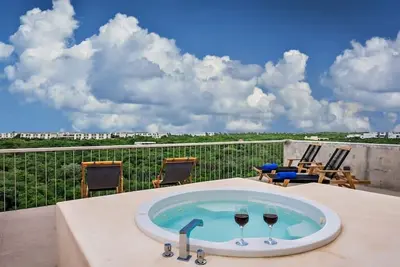 Image de 2/2 Ocean View Penthouse in Secure Gated Complex!